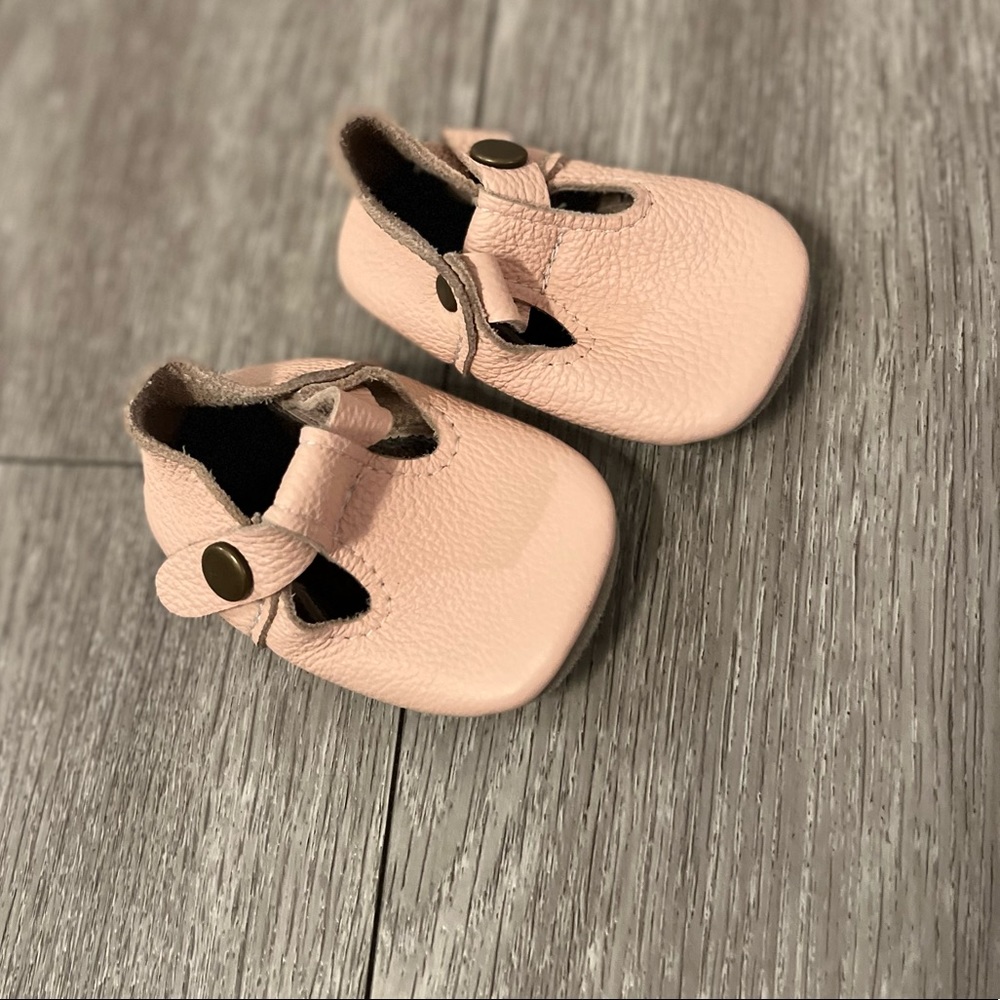 Leather baby shoes with side snaps